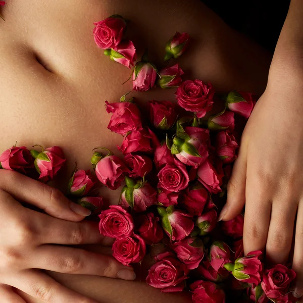 Kvinnliga kroppen med rosor — Stockfoto