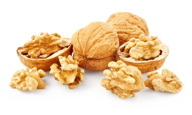 Cevizler beyaz üzerine izole