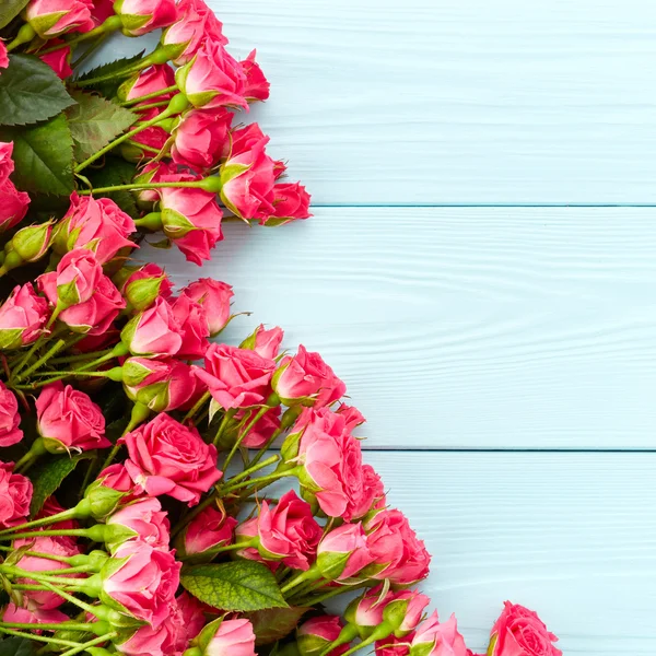 Rosas sobre fondo de madera — Foto de Stock