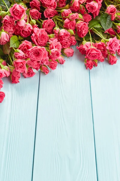 Rosas sobre fondo de madera — Foto de Stock