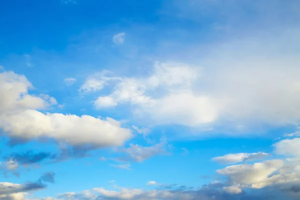 Grote witte wolken — Stockfoto