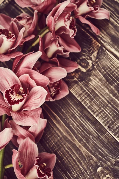 Flores de orquídea en la mesa — Foto de Stock
