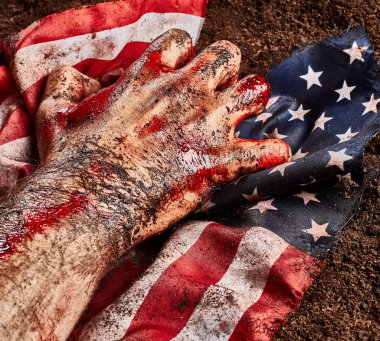 Amerikan bayrağı üzerinde insan eli