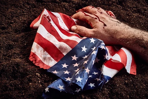 在美国国旗上人的手 — 图库照片