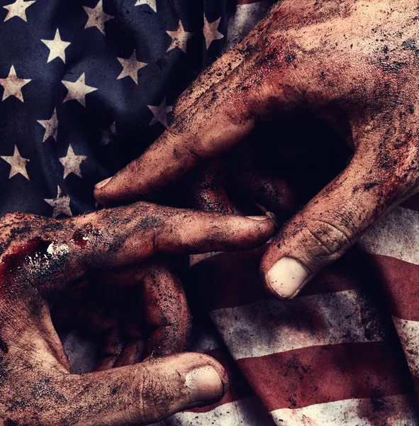 Manos en la bandera americana — Foto de Stock