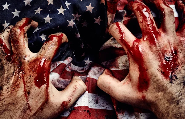 Manos de soldado protegen bandera americana — Foto de Stock