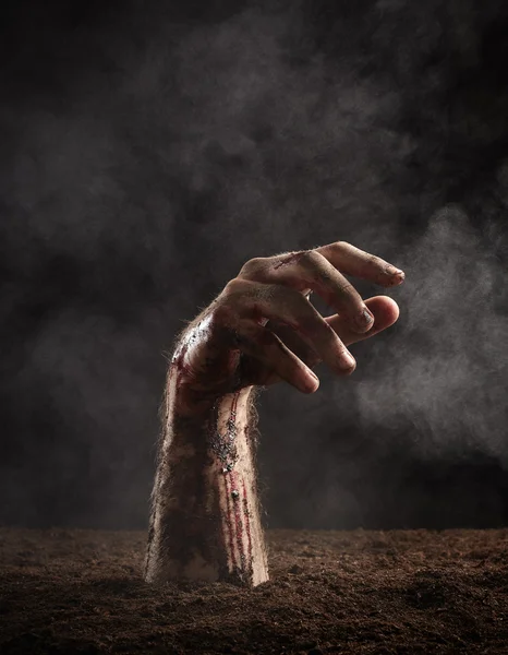 Zombie hand in grond — Stockfoto