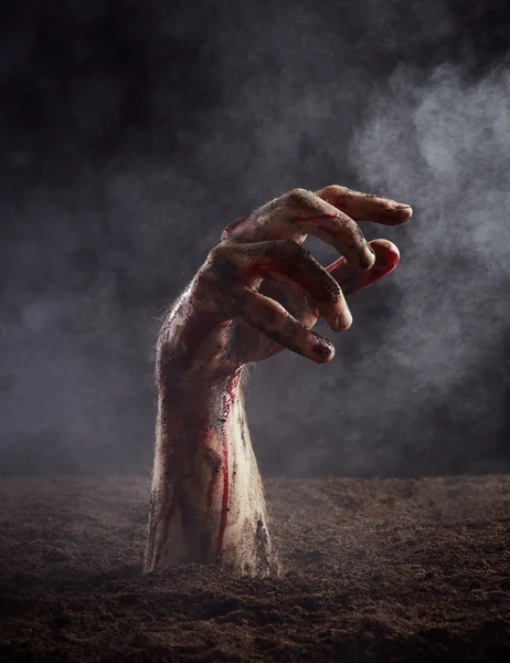 Zombie hand in grond — Stockfoto