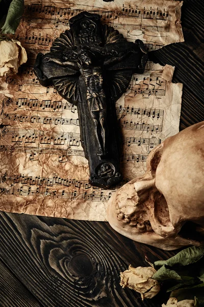 Crânio com crucifixo e notas de música — Fotografia de Stock