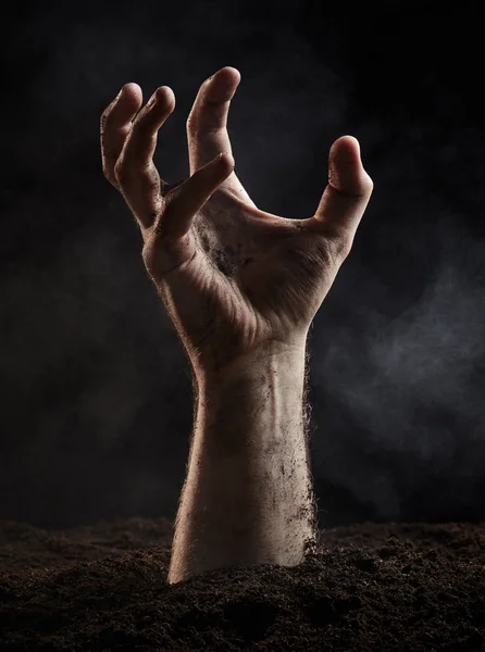 Zombie hand op donker — Stockfoto