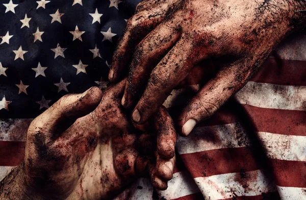 Mannelijke handen op Amerikaanse vlag — Stockfoto