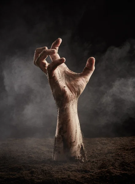 Hand av zombie i smuts — Stockfoto