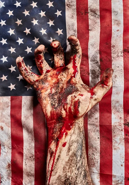 La mano humana protege la bandera americana — Foto de Stock