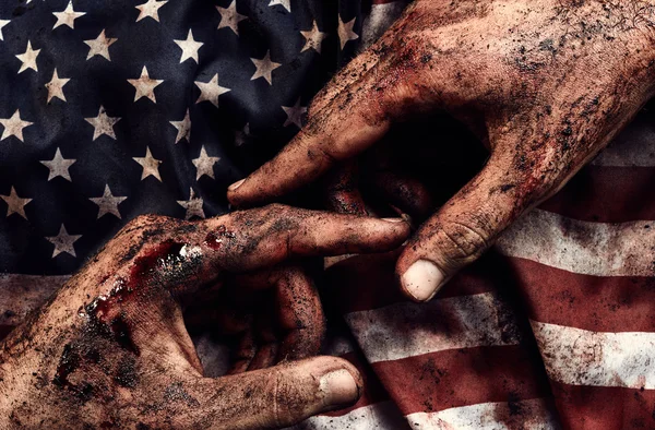 Mãos na bandeira americana — Fotografia de Stock