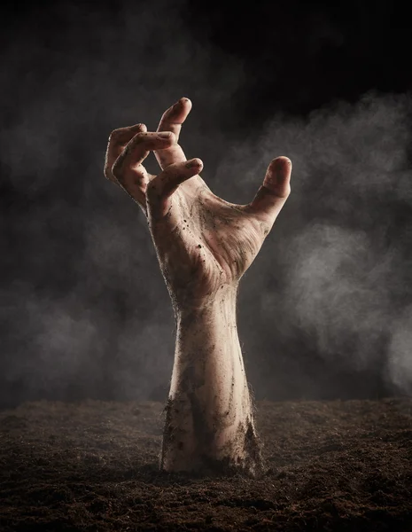 Zombie hand uit grond — Stockfoto