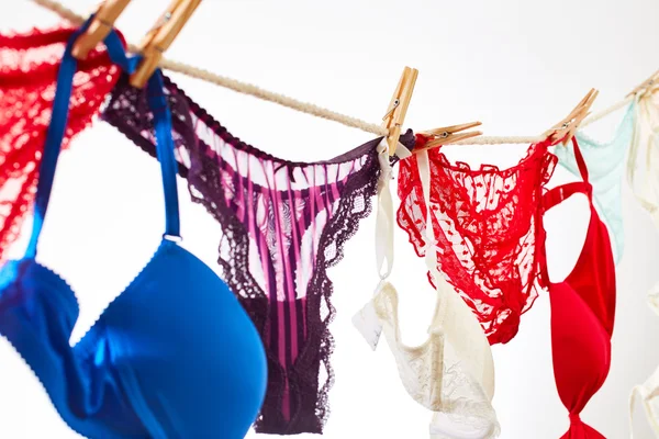 Biancheria intima femminile appesa alla corda — Foto Stock