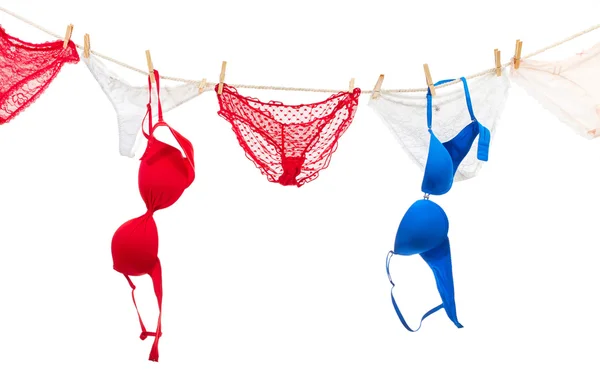 Biancheria intima femminile appesa alla corda — Foto Stock