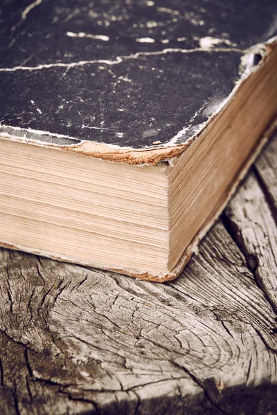 Livro sobre fundo de madeira — Fotografia de Stock