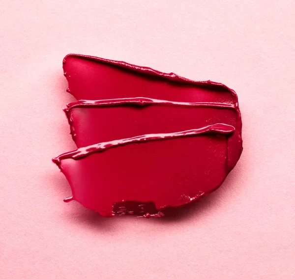 Rossetto Rosso Sbavato Sfondo Rosa — Foto Stock