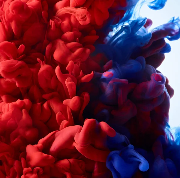 蓝色和红色的抽象墨水飞溅背景 — 图库照片