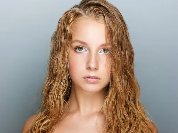 Attrayant Jeune Femme Avec Longs Cheveux Ondulés Sur Fond Gris — Photo