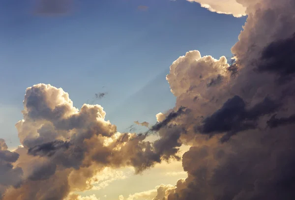 空に沈む夕日 自然背景 — ストック写真