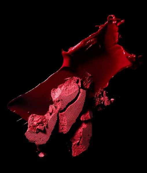 Lipstick Smeren Verbrijzelde Oogschaduw Geïsoleerd Zwarte Achtergrond — Stockfoto