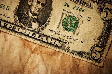 Zarar görmüş banknot ve eski kağıt içeren dolar para arkaplanı