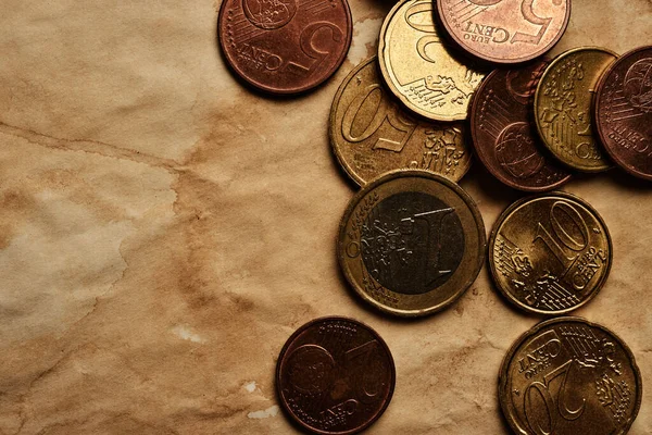 Europäischer Geldhintergrund Mit Wenigen Münzen Über Gealterter Papieroberfläche — Stockfoto
