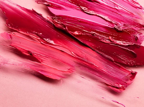 Smudged口紅閉じる上のピンクの背景 — ストック写真