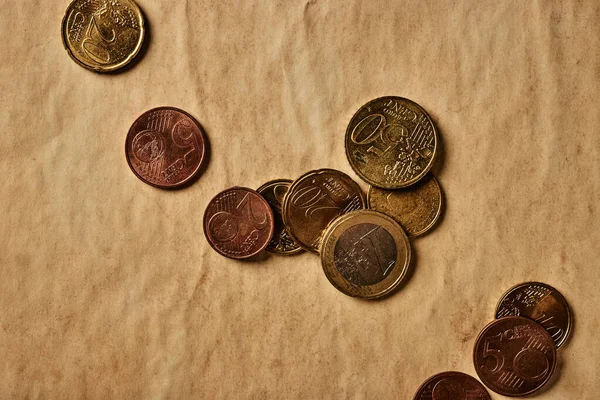 Немногие Монеты Евро Бумажной Поверхности — стоковое фото