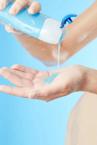 Garrafa de gel de banho nas mãos da mulher — Fotografia de Stock