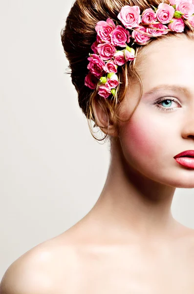 Retrato de noiva de beleza com rosas no cabelo — Fotografia de Stock