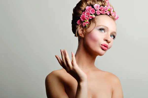 Retrato de noiva de beleza com rosas no cabelo — Fotografia de Stock