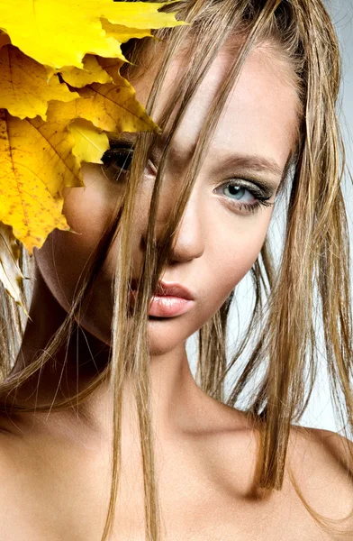 秋の葉を持つ若い女性 — ストック写真