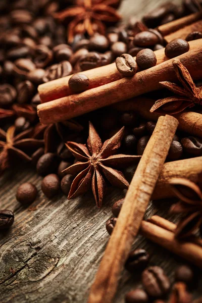 Coffee beans, cinnamon and anise — Stock Photo, Image