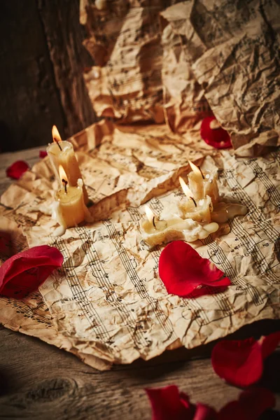 Music sheets with rose petals — Stock Photo, Image