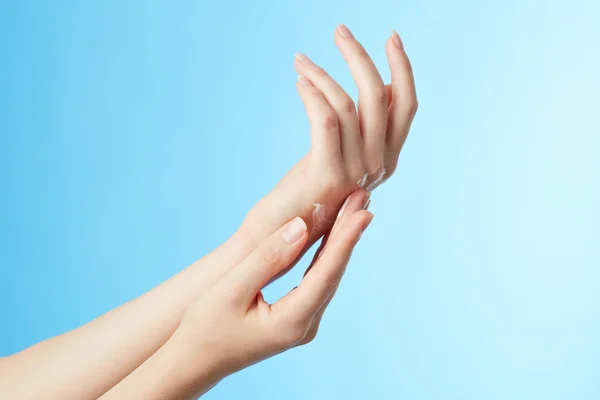Mani di donna in crema idratante — Foto Stock