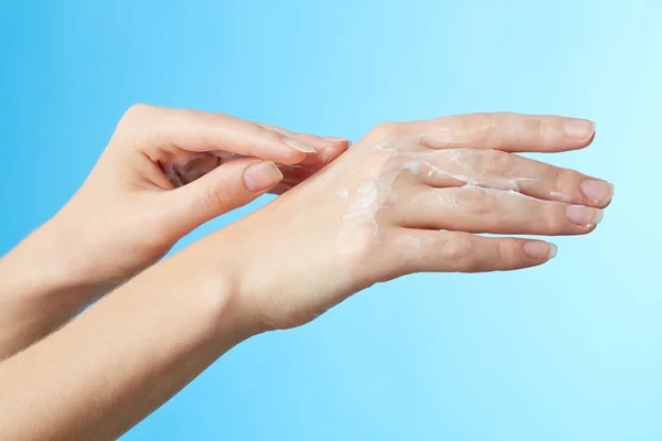 Vrouw handen in moisturizer crème — Stockfoto