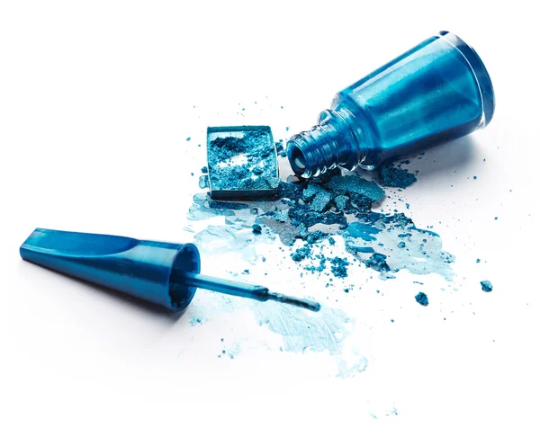 Blauwe nagellak met gemalen oogschaduw — Stockfoto