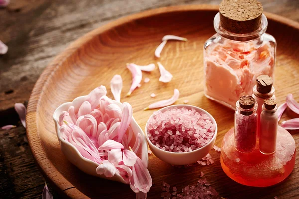 Spa ainda vida com pétalas de flor — Fotografia de Stock