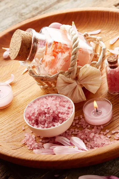 Spa Stilleben med rosa sea salt och blomma kronblad — Stockfoto
