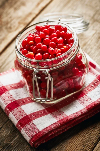 Pot avec confiture de viburnum maison — Photo