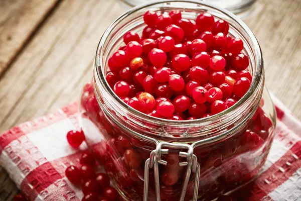 Pot avec confiture de viburnum maison — Photo