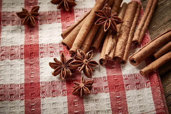 Canela e anis estrelado — Fotografia de Stock