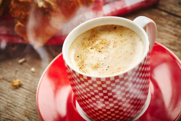 Tazza di caffè con croissant — Foto Stock