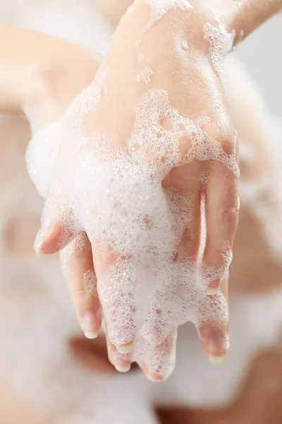 Mädchen im Badezimmer — Stockfoto