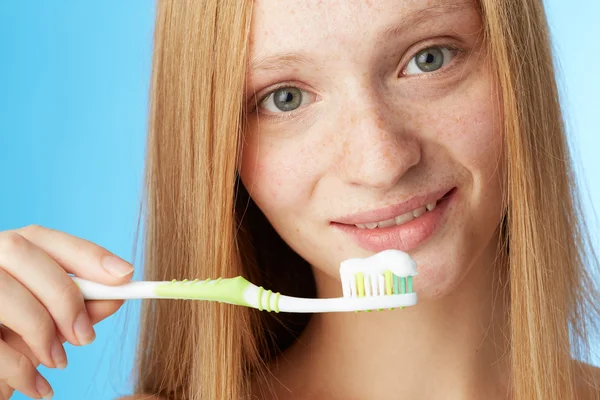 Frau beim Zähneputzen — Stockfoto