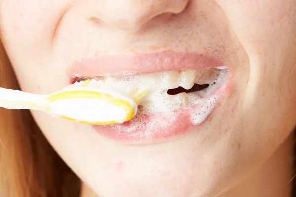 Mujer cepillarse los dientes — Foto de Stock