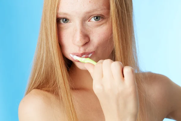 Femme brossant les dents — Photo